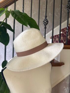 ASOS classic ladies wide brim, hat with brown trim NWT cream